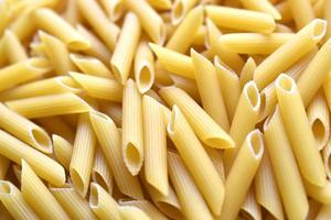 gele heerlijke pasta close-up uit de winkel foto