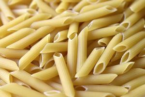 gele heerlijke pasta close-up uit de winkel foto