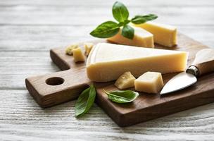 stuk parmezaanse kaas op een houten bord