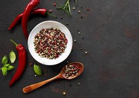 roodgloeiende chili peper likdoorns en peulen op donkere achtergrond, bovenaanzicht foto