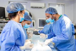 chirurgisch team het uitvoeren van chirurgie in modern operatie theater, ploeg van artsen concentreren Aan een geduldig gedurende een operatie, ploeg van artsen werken samen gedurende een chirurgie in in werking kamer, foto