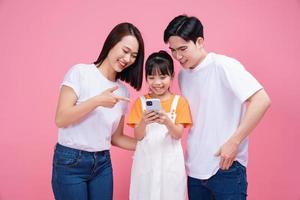 jong Aziatisch familie Aan achtergrond foto