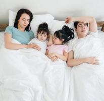 jong Aziatisch familie Aan bed foto