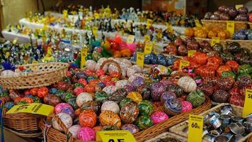 mooi kleurrijk decor voor Pasen. traditioneel Pasen geschilderd kleurrijk eieren zijn verkocht Bij een markt in Praag, Tsjechisch republiek. foto