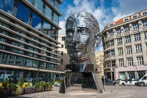 david cerny hoofd beeldhouwwerk van franz kafka hoofd in Praag. foto