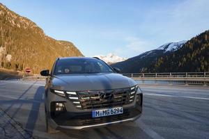 auto geparkeerd Aan weg met berg reeks in achtergrond foto