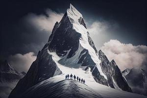 groep van bergbeklimmers. meerdere hoog alpine klimmers in voorkant van een gigantisch berg foto