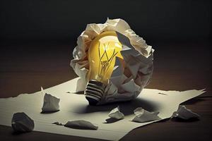 brainstorming concept met een verfrommeld papier licht lamp foto