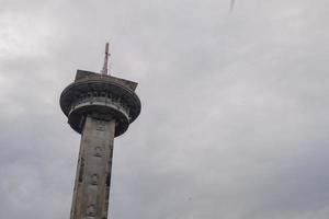 hoofd toren Aan Super goed agung moskee Aan de semarang centraal Java, wanneer dag tijd en blauw lucht. de foto is geschikt naar gebruik voor Ramadhan poster en moslim inhoud media.