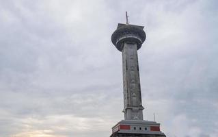 hoofd toren Aan Super goed agung moskee Aan de semarang centraal Java, wanneer dag tijd en blauw lucht. de foto is geschikt naar gebruik voor Ramadhan poster en moslim inhoud media.