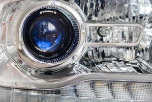 dichtbij omhoog van vrachtauto koplamp foto