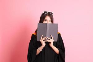 meisje met diploma uitreiking japon foto