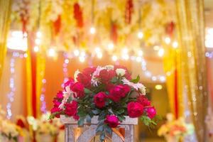 kleurrijk verlichting met bloem brusten Bij bruiloft decoratie in bangladesh. foto