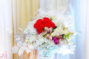 wit en geel kunstmatig papier bloemen vaas. bruiloft decoratie. plastic kleurrijk versierd roos bloem. foto