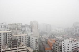 winter middag antenne keer bekeken van Dhaka stad. zwaar mistig winter kruis van de stad van dhaka. foto