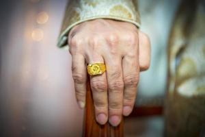 een bruidegom hand- vervelend een goud ring. Indisch bruiloft. foto