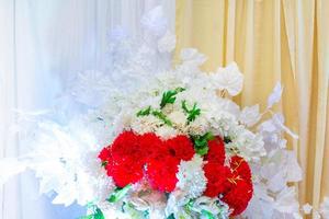 wit en geel kunstmatig papier bloemen vaas. bruiloft decoratie. plastic kleurrijk versierd roos bloem. foto