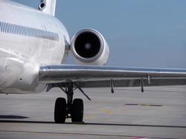 turbine motor van vliegtuig staand in luchthaven foto