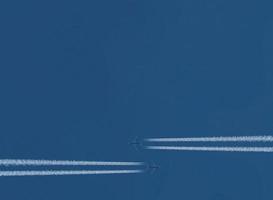 blauw lucht achtergrond met twee sporen van vliegtuigen foto