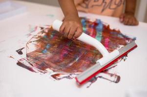 afgeveegd verf strepen, kind werkzaamheid creatief en idee, glas wisser afgeveegd kleurrijk verf Aan papier. foto