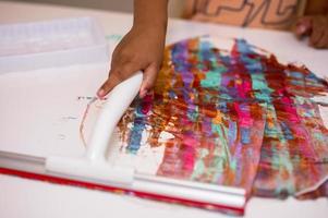 afgeveegd verf strepen, kind werkzaamheid creatief en idee, glas wisser afgeveegd kleurrijk verf Aan papier. foto