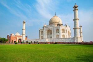 Taj Mahal op een zonnige dag in Agra, Uttar Pradesh, India foto
