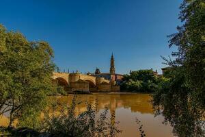 september herfst visie van de kathedraal en de rivier- in zaragoza in Spanje Aan een warm zonnig dag foto