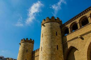 mooi groot historisch paleis in saragossa Spanje Aan een warm zonnig dag foto