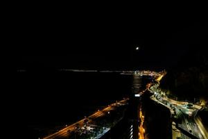 kalmte nacht visie van de straten en haven van Alicante van de toren foto