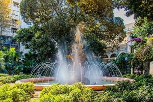 stedelijk zomer landschap van Alicante fuente la water met foto en bomen in Spanje