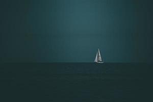 zomer landschap van de Baltisch zee met blauw water en lucht en een wit zeilboot foto