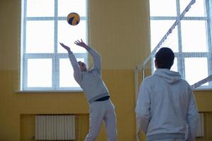 een Open les in de college van fysiek onderwijs. mensen Speel volleybal in de Sportschool. foto