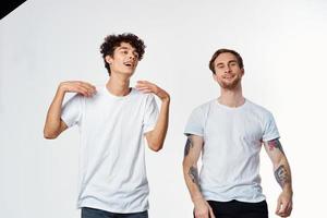 vrolijk mannen in wit t-shirts vriendschap emoties levensstijl foto