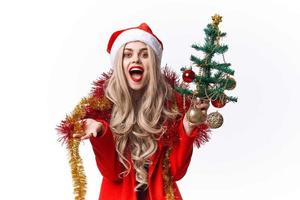 vrouw gekleed net zo de kerstman claus decoreren de boom cadeaus vakantie foto
