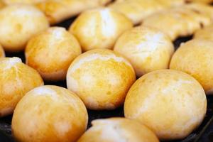 vers gebakken bruine broodjes uit de oven foto