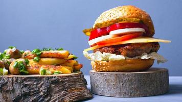 lekkere hamburger met vleeskotelet, groenten en kaas met zacht broodje, patat en champignon champignons