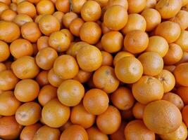 fruit achtergrond van rijp gezond sinaasappels Bij de markt kraam foto