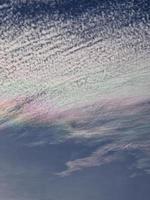 wolk in blauw lucht met regenboog tint natuurlijk achtergrond foto