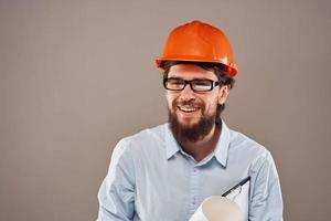 vrolijk Mens oranje moeilijk hoed documenten professioneel blauwdrukken bouw foto