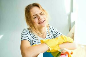 schoonmaak dame met handschoenen werk denken huishouden huisvrouw foto