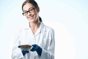 vrolijk vrouw in wit jas leerling wetenschap biotechnologie planten foto