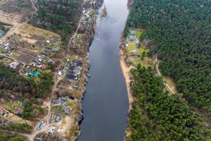 panoramisch visie van een hoog hoogte van een meanderend rivier- in de Woud foto