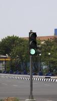 groen verkeer licht Bij de weg kruispunt. foto