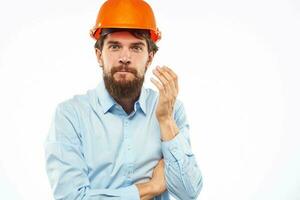 Mens in werk uniform oranje helm professioneel veiligheid industrie bouw foto