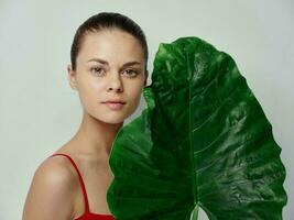 schoon huid schoonheidsspecialiste jong vrouw met groen palm blad foto