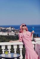 jong vrouw roze haar- zonnebril vrije tijd luxe wijnoogst drinken alcohol foto
