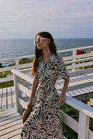 vrouw wandelen in de buurt de hotel zee reizen luxe ongewijzigd foto