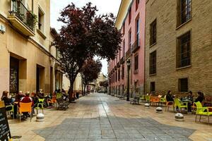 interessant stedelijk landschap met versmallen straten in de Spaans stad van zaragoza Aan een voorjaar dag foto