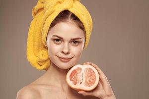 mooi vrouw grapefruit in hand- schoon huid vitamines Gezondheid foto