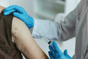 dokter met een injectiespuit schouder injectie vaccin paspoort detailopname foto